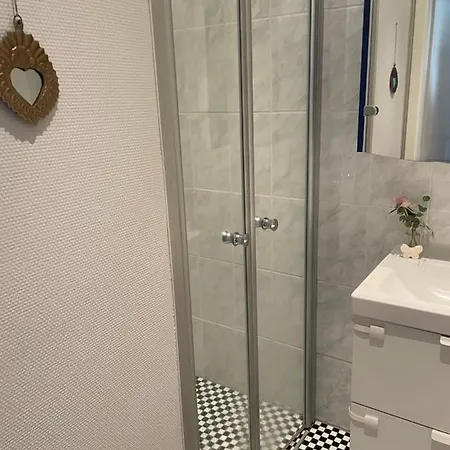 Helle, Zentrale Altbauwohnung Mit Balkon *