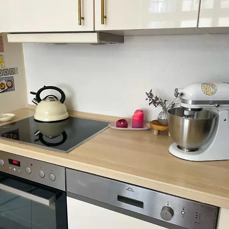 Helle, Zentrale Altbauwohnung Mit Balkon