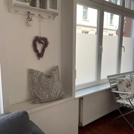 Helle, Zentrale Altbauwohnung Mit Balkon