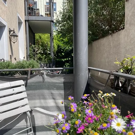 Helle, Zentrale Altbauwohnung Mit Balkon
